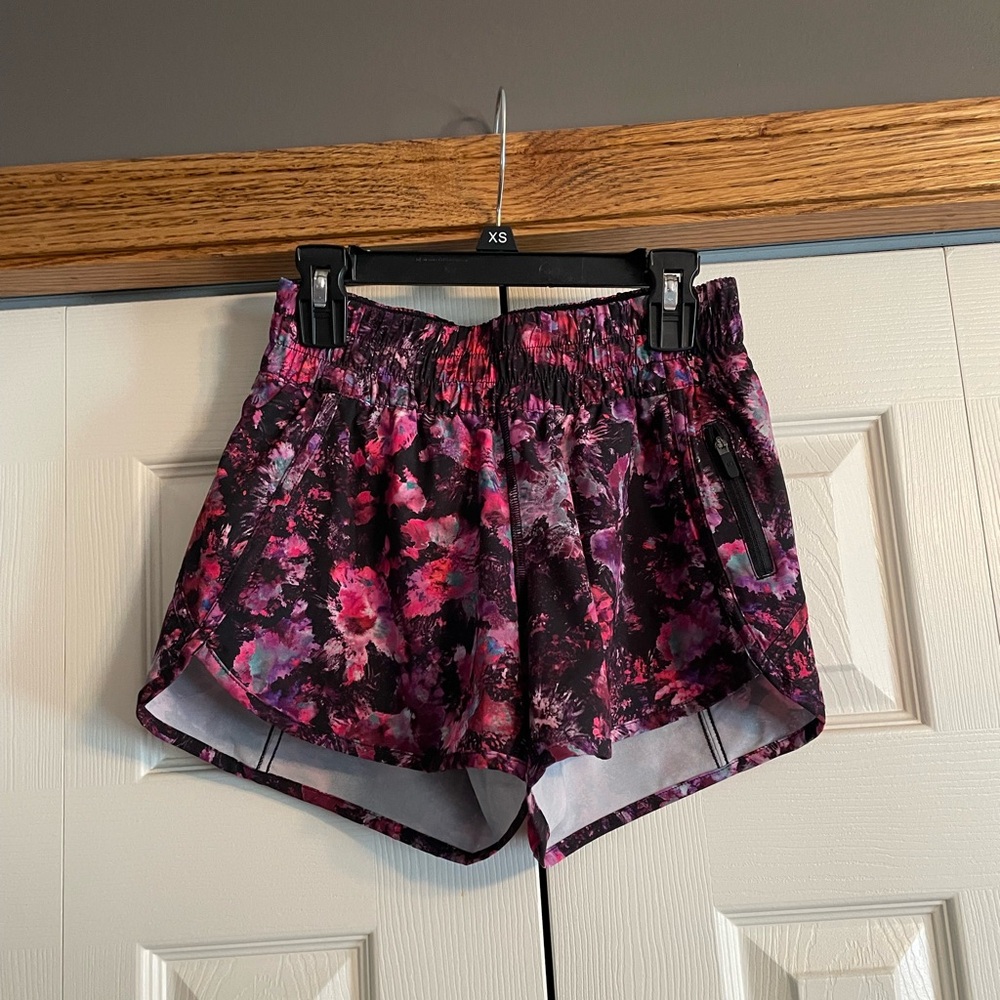 Lululemon Tracker Mid Rise Short 4”